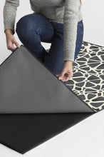 Load image into Gallery viewer, Oleander Greyscale Rug
